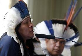 Índios Guarani-Kaiowás dão grito de socorro em Paris