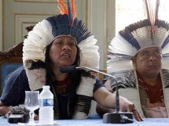 Líderes Guarani-Kaiowá jantam com Hollande e pedem socorro