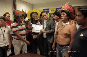 Le Cacique Raoni rencontre le député Nilson Leitão, fossoyeur des peuples indigènes du Brésil