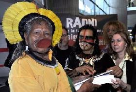 Barrage de Belo Monte : le chef Raoni cherche du soutien en France