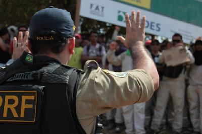 Construtora ignora reivindicações, operários trancam Transamazônica e greve continua