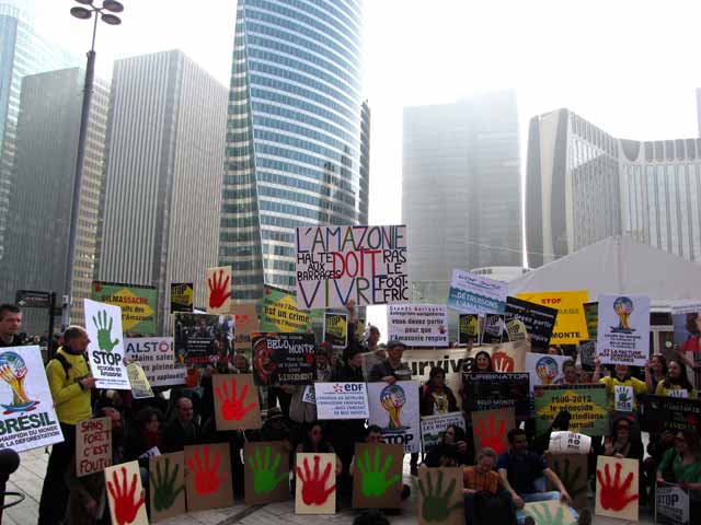 Manifestation le 14 mars 2014 à la Défense - © Planète Amazone