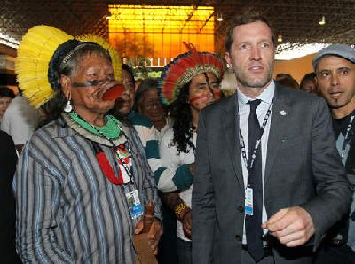 Rio +20 : rencontre entre le chef de la délégation belge Paul Magnette et le chef indien Raoni
