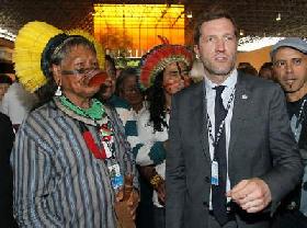 Rio +20 : rencontre entre le chef de la délégation belge Paul Magnette et le chef indien Raoni