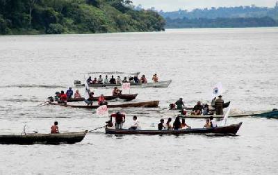 Les indigènes demandent aux organisations gouvernementales Funai et Ibama de retirer la licence de Belo Monte.