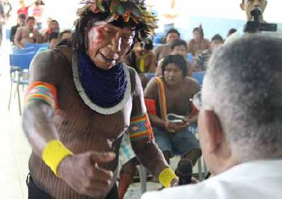les Indiens affectés par Belo Monte  retiennent des ingénieurs de Norte Energia dans leur village.