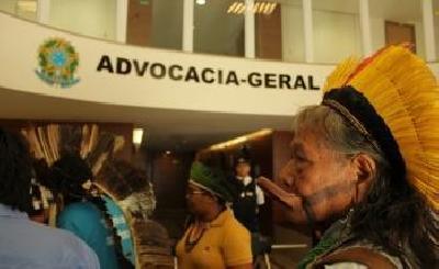 RAONI et des représentants indigènes investissent Brasilia pour exiger la révocation de l'ordonnance 303 remettant en cause leurs territoires