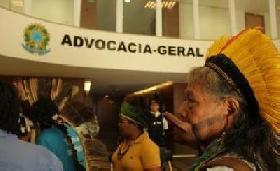 RAONI et des représentants indigènes investissent Brasilia pour exiger la révocation de l'ordonnance 303 remettant en cause leurs territoires