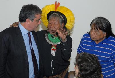 Le Cacique Raoni à Brasilia avec d'autres leaders indigènes pour lutter contre l'ordonnance 303 qui veut réviser leurs territoires