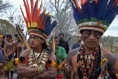 Des indigènes protestent à Brasilia et dans le Mato Grosso contre l’ordonnance 303 et l’usine hydro-électrique de Belo Monte