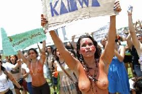 BRASILIA - manifestation étudiante sur l'esplanade des ministères en soutien aux Guarani Kaiowá