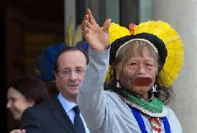 Presidente francês recebe líder indígena Raoni