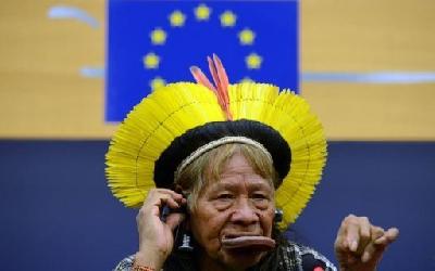 Eva Joly, en soutien à Raoni, prend la défense des peuples autochtones d’Amazonie.