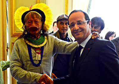 Hollande recebe indígena brasileiro para tratar sobre Amazônia