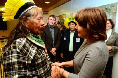 Minister Ploumen speaks to indigenous leaders about Amazonia