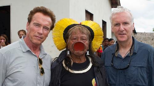 Le Chef Raoni, James Cameron et Arnold Schwarzenegger réunis contre le barrage du Belo Monte