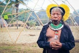 Le chef Raoni se rend dans le Village Multi-éthnique de la Chapada dos Veadeiros et discute de la situation indigène au Brésil