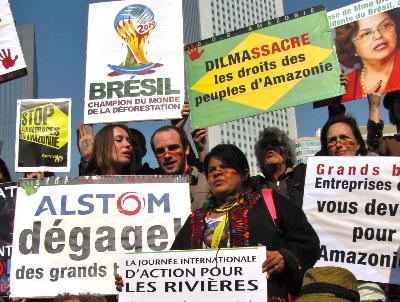 Grands barrages en Amazonie : la résistance indigène à l'assaut des entreprises françaises lors d'une manifestation à la Défense