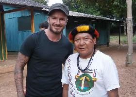 La star du football David Beckham en visite secrète chez les Yaonomami du Brésil pour la BBC