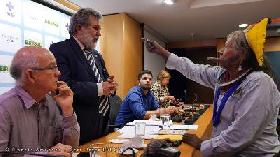 Raoni, le doigt pointé vers le Secrétaire du SESAI, exige des mesures pour la santé indigène à Colíder (Mato Grosso)