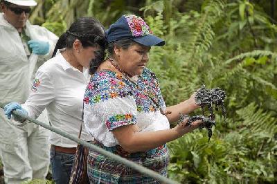 Rigoberta Menchu denuncia los daños ocasionados por Chevron en Ecuador.