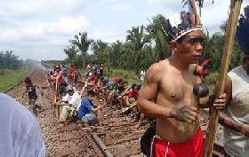 Le projet d’une voie ferrée ‘meurtrière’ sème la terreur parmi les Indiens d’Amazonie