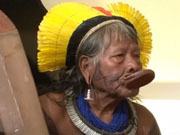 Coup de colère de Raoni, grand chef indien défenseur de l'Amazonie