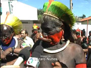 Raoni proteste contre la construction du barrage de Belo Monte